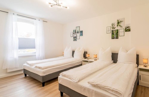 Coburg Condo | Large accommodation in a central location - parking lot