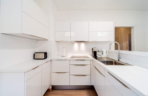 Coburg Condo | Large accommodation in a central location - parking lot