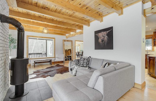 Baie-St-Paul House | Cozy Getaway w Stunning views, Hot Tub, 10min Ski