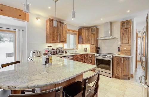 Baie-St-Paul House | Cozy Getaway w Stunning views, Hot Tub, 10min Ski