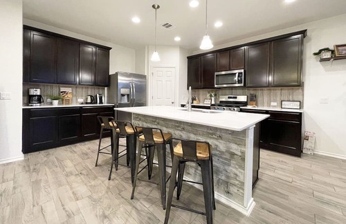 Wells Branch House | Spacious 4B3B Home with 6 Queen Beds, 10-15 mins to Domain or Downtown Austin.