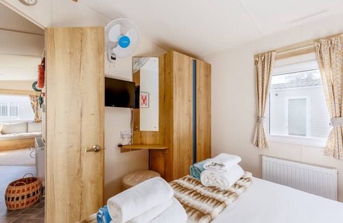 Hamworthy Apartment | Prosecco Palace - a caravan that sleeps 4 guests in 2 bedrooms