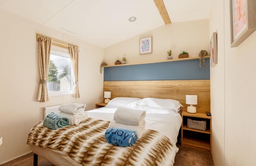 Hamworthy Apartment | Prosecco Palace - a caravan that sleeps 4 guests in 2 bedrooms
