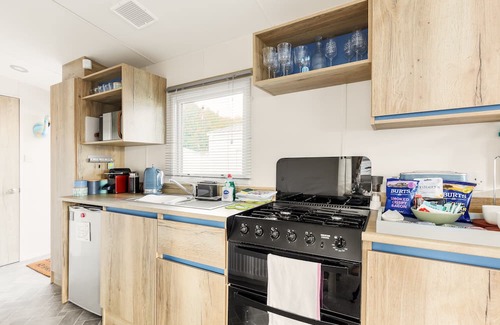 Hamworthy Apartment | Prosecco Palace - a caravan that sleeps 4 guests in 2 bedrooms