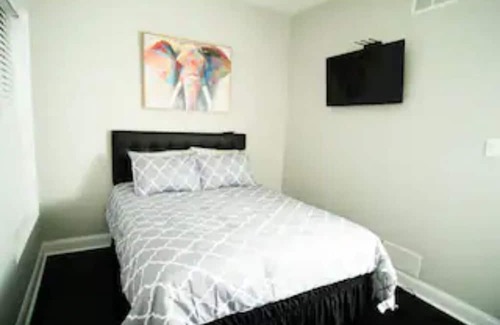 Bronzeville House | 7 STAR THE MALIA OASIS #2 3BR/1.5ba + Office Space