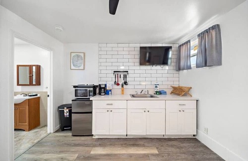 San Jacinto Apartment | Coastal Cottage Unit 7|BeachBox|Walk to Beach!