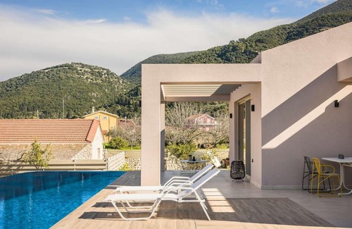 Sami Villa | Easy walk : tavernas/ shops, 1 bed on seafront.