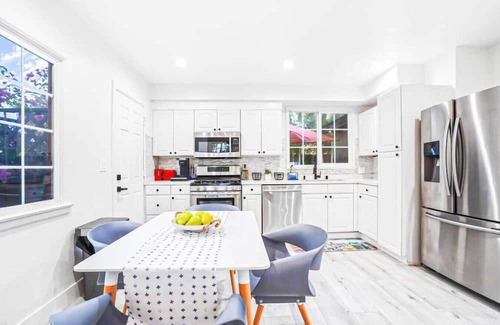Ladera Heights House | Head-turning 3BR House - HD-Lad