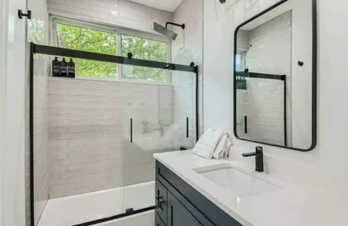 Austin House | NEW Bright & Airy w/Austin Vibes Blocks to Bars!