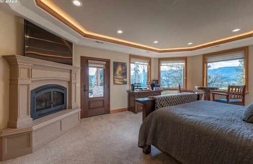 Roseburg House | Opulent estate in close proximity to renowned wineries and golf.