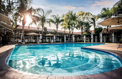 Gaborone House | Stay Close to Mokolodi Nature Reserve! Free Shuttle & Parking, Pool and Spa!