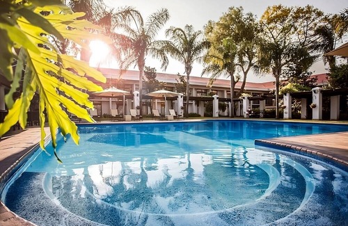 Gaborone House | Stay Close to Mokolodi Nature Reserve! Free Shuttle & Parking, Pool and Spa!
