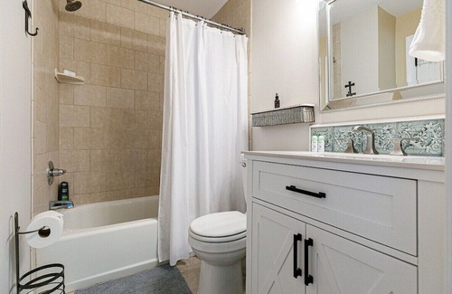 Franklin House | Dwtn Franklin - Walkable with Huge Yard Sleeps 6