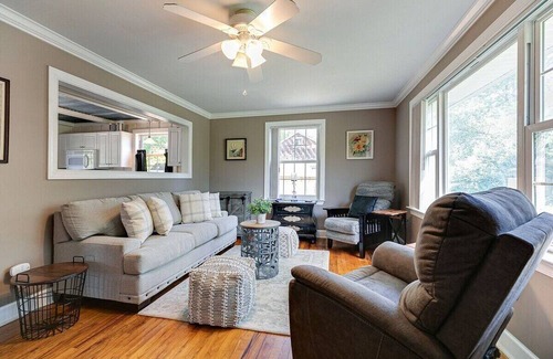 Franklin House | Dwtn Franklin - Walkable with Huge Yard Sleeps 6