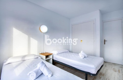 Platja d'Aro Apartment | APARTMENT FOR 4 PEOPLE WITH POOL AND TERRACE NEAR THE BEACH AND SHOPPING AREA