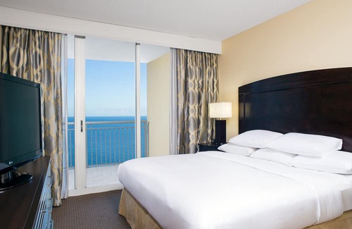 Sunny Isles Beach Condo | 2 Bedroom 2 Bath Oceanfront Condominium on Sunny Isles Beach with Beachside Pool