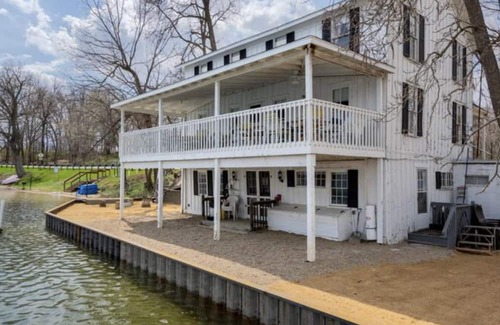 Plainwell House | Beautiful Historic Lodge Near Kalamazoo, Open all year round!