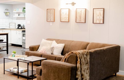 North Central Edmonton Apartment | LARGE Suite✨Near DT✨Office Space✨Family Friendly
