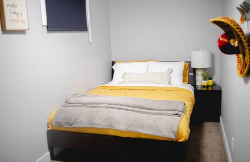 North Central Edmonton Apartment | LARGE Suite✨Near DT✨Office Space✨Family Friendly