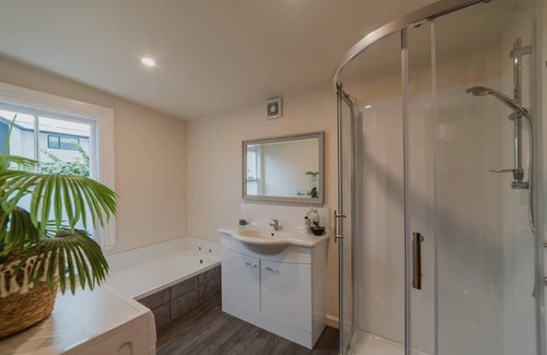 Christchurch Cottage | Peaceful City Cottage + HOT TUB