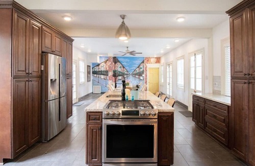Faubourg Marigny Villa | Opulent Historic Mansion w Heated Pool 6br|5.5ba