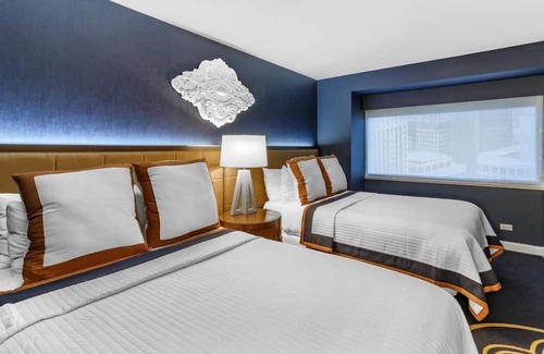Streeterville House | 2 Connecting Suites at a 4.5⭐️ Hotel