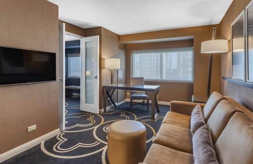 Streeterville House | 2 Connecting Suites at a 4.5⭐️ Hotel