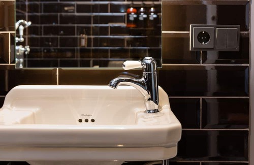 Haaleiti House | R13 A Townhouse Hotel - Run Of House Room