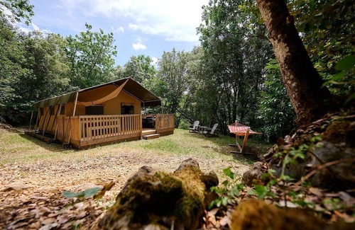 Les Eyzies Ski Chalet | Luxe Sanitary Xl 6 pers. Villatent at a family campsite in Dordogne.