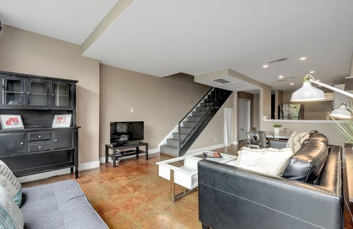 Downtown Austin Apartment | The Littlefields by Lodgewell | Downtown Loft | A4