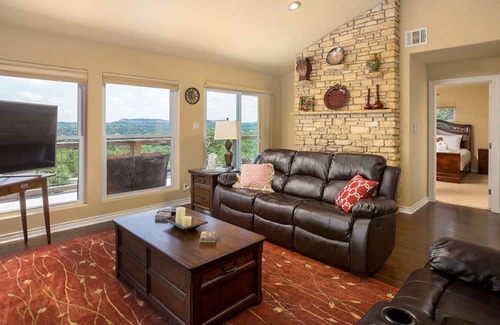 Canyon Lake House | BOOK YOUR SUMMER FUNCATION NOW!firepit~neighborhood pool~golf course~SLEEPS 11