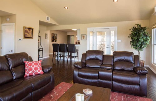 Canyon Lake House | BOOK YOUR SUMMER FUNCATION NOW!firepit~neighborhood pool~golf course~SLEEPS 11