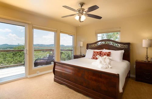 Canyon Lake House | BOOK YOUR SUMMER FUNCATION NOW!firepit~neighborhood pool~golf course~SLEEPS 11