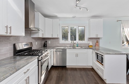 East Beach House | East Beach House w/ Pool 5BR Sleeps 12 Marsh Front