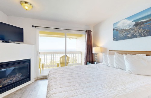 Lincoln City Apartment | Upper-Floor Oceanview Studio, Perfect for Couples - Free WiFi, Dogs Allowed