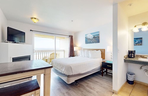 Lincoln City Apartment | Upper-Floor Oceanview Studio, Perfect for Couples - Free WiFi, Dogs Allowed