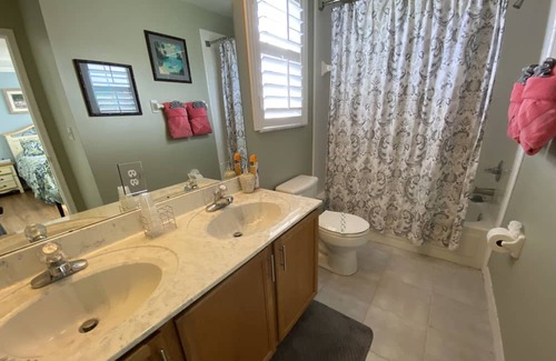 West Kissimmee House | Many themed rooms, private yard Lakeview, Close to Disney, 3 king masters CLEAN!
