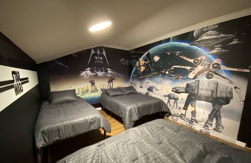 West Kissimmee House | Many themed rooms, private yard Lakeview, Close to Disney, 3 king masters CLEAN!