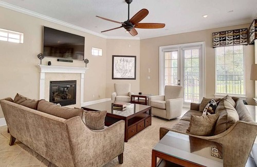 Reunion House | Classical House with Loft Pool Table at Reunion