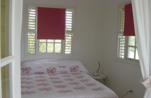 Merlin Bay Cottage | Gingerbread Cottage 2 bed with pool, seaviews, Nr Holetown St. James