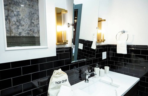 Old City Apartment | The Gas Lamp Hotel - 1BR - Latimer