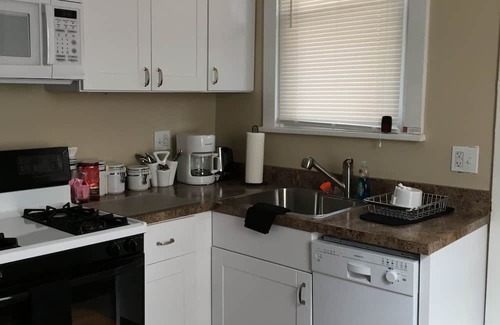 Forest Hills Apartment | Charming 2-bedrm apt convenient to DT Pgh, Universities, Monroeville,O-S Parking