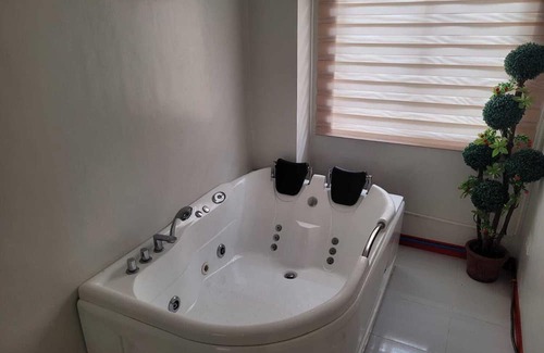 Lipa House | Serenity Home with Indoor Jacuzzi