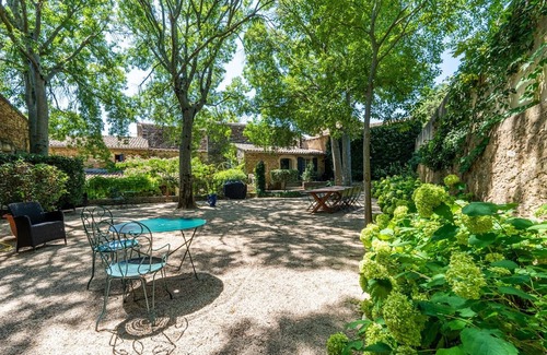 Montaren-et-Saint-Mediers Condo | Mimosa Superb duplex gîte in the heart of an 18th-century sheepfold a stone's throw from Uzès