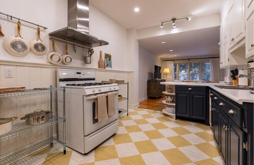 The Beaches House | Charming Detached 3-bedroom house with Private Backyard minutes from the beach