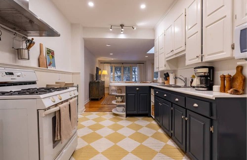 The Beaches House | Charming Detached 3-bedroom house with Private Backyard minutes from the beach