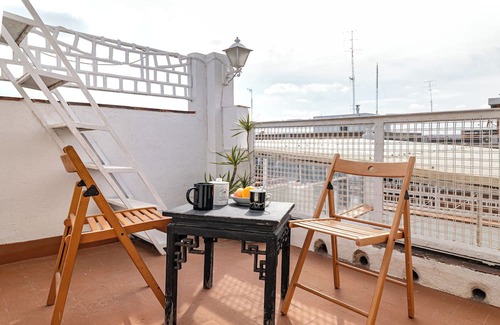 Las Acacias Apartment | Private rooftop on an old Madrilian industrial building