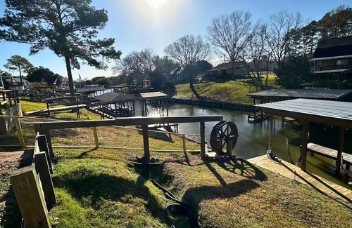 West Livingston Cottage | Serene Lakefront Getaway | Boathouse | Kayaks | Gazebo with Swings