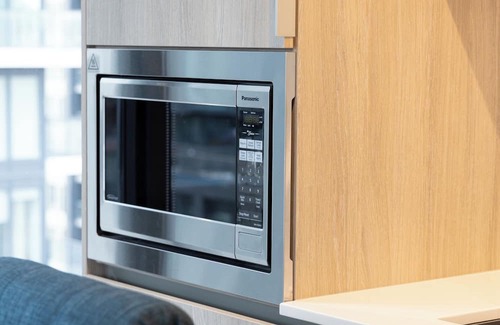 Old Town Apartment | Modern Condo by Dundas Sq, 3BDR/2BTH & City Views