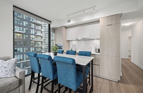Old Town Apartment | Modern Condo by Dundas Sq, 3BDR/2BTH & City Views
